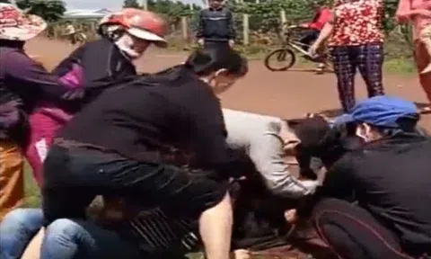 Việc phụ nữ đánh ghen, lột đồ tình địch giữa phố có phải chiêu giữ chồng?