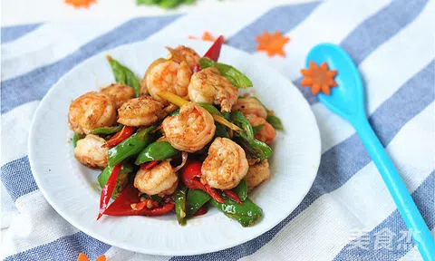 Tôm xào ớt cay thơm ngậy đổi vị cho cả nhà ngày cuối tuần