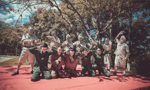 Dân mạng phát sốt với bộ ảnh kỷ yếu `xuyên thời gian` ấn tượng của các bạn sinh viên 