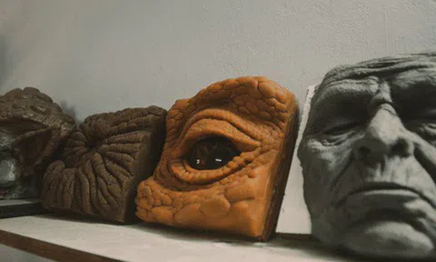 Lò chế tạo mô hình quái vật kinh dị như trong phim Hollywood của nhóm bạn ở Sài Gòn