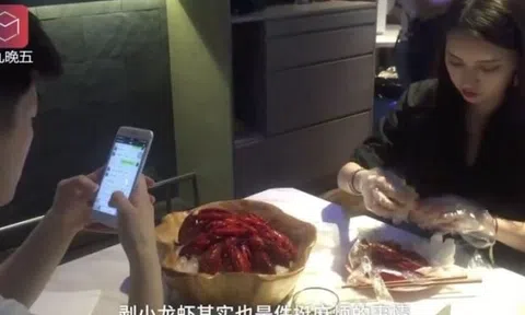 Nhân viên bóc vỏ tôm lương 35 triệu đồng/tháng