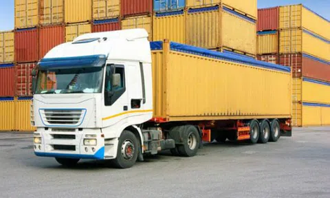 Doanh nghiệp vận tải tăng giá theo xăng, dầu