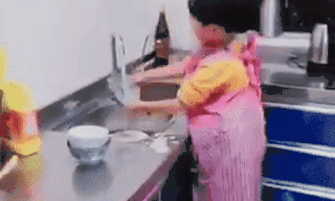 Clip: Nhóc tì lắc mông, lọ mọ rửa bát siêu đáng yêu `đốn tim` dân mạng