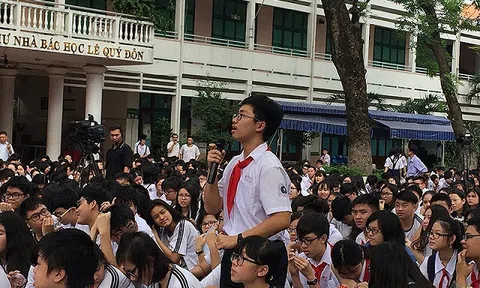 Con thi lớp 10, cha mẹ `ngồi trên đống lửa`