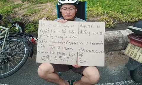 Du khách Hàn Quốc ngồi ôm bảng tìm hành lý bị mất cắp ở Mũi Né