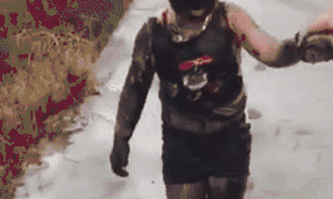 Dân mạng cười bò với clip bé trai ngã lấm lem bùn đất vì tập xe đạp