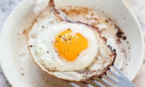 Làm trứng ốp la bổ dưỡng cho bữa sáng