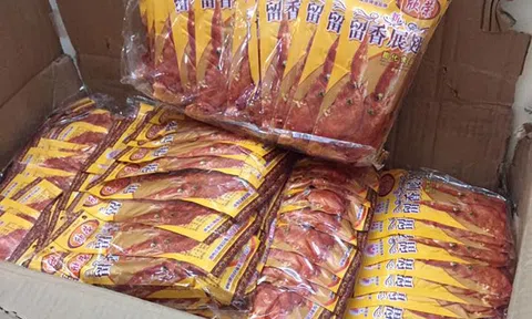 Bim bim cánh gà Trung Quốc: Mẹ mua 1.000 gói chiều con chơi hè