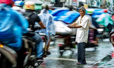 Phía sau bức ảnh `ông cụ khóc trong mưa` là câu chuyện lão `khờ` 20 năm bán vé số 