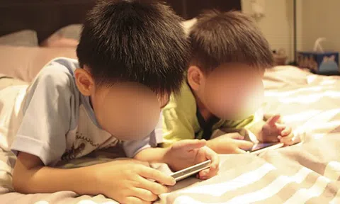 Trẻ “nghiện” điện thoại, máy tính: Coi chừng bệnh tật ập đến