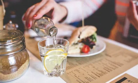 Cách nào để bạn tự nguyện uống nhiều nước hơn mỗi ngày?