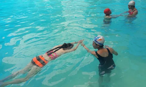 Học bơi tại trung tâm thu hút phụ nữ và trẻ em tham gia trong dịp hè