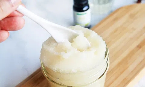 Nhiều người cứ dùng đường để tẩy da chết mà không biết rằng đây là thói quen tai hại