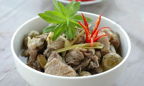 Làm vịt om sấu tuyệt ngon cho ngày hè ai ăn cũng thích mê