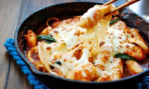 Học nhanh công thức làm bánh gạo (tokbokki) hải sản phô mai ngon hết nấc