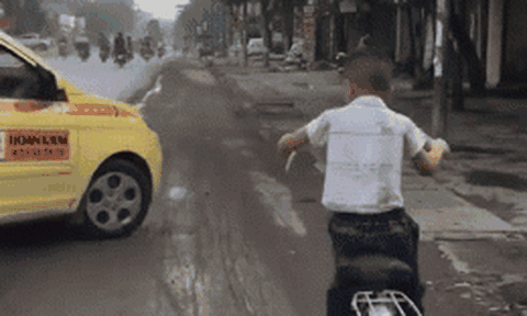 Clip: Bật cười cảnh cậu bé nhỏ xíu phóng hăng say trên chiếc xe đạp quá khổ