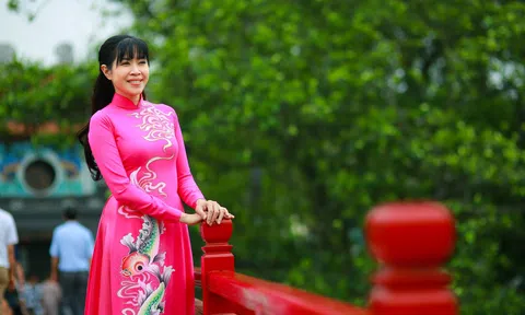 MC Quỳnh Hoa: \'Tà áo dài truyền thống là niềm kiêu hãnh của người phụ nữ Việt\'