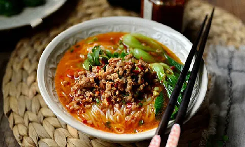 Bữa sáng có bún thịt bằm đảm bảo ngon miệng đủ chất cho cả nhà