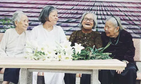 Những cụ bà tuổi 80 ở căn hộ cao cấp, đi xe hơi `đến lớp` mỗi ngày