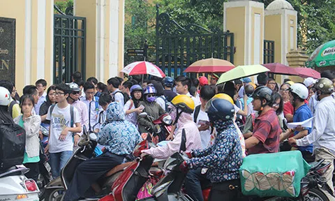 Ngày đầu thi lớp 10  tại Hà Nội: Tắc đường tại các cổng trường thi