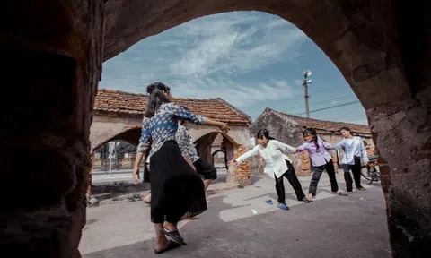 Bộ ảnh kỷ yếu tái hiện thời bao cấp của học sinh Nam Định