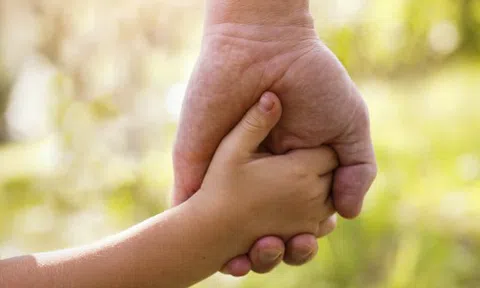 Cha mẹ cứ thế này, bảo sao khi trưởng thành con khó thành đạt