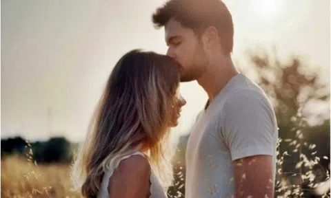 Phụ nữ sao phải cố tỏ ra mạnh mẽ khi chúng ta được quyền yếu đuối?