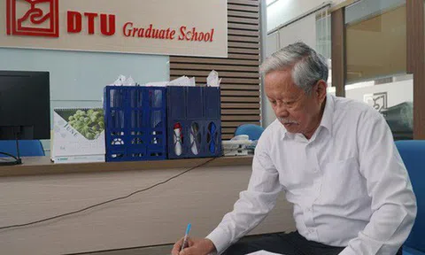 Ba năm đèn sách, cụ ông 85 tuổi lấy bằng thạc sĩ