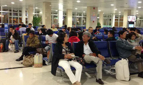 Hàng không dồn dập tăng phí, du lịch “méo mặt”