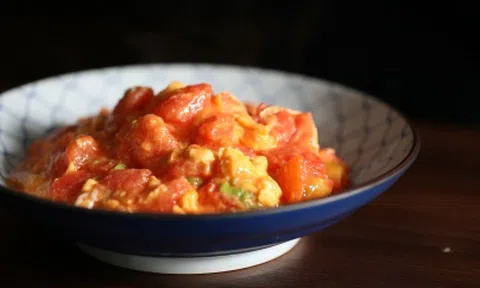 Học nhanh cách làm trứng xào cà chua cho những ngày bận rộn