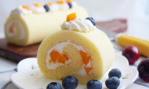 Khéo tay làm bánh bông lan cuộn kem xoài chiêu đãi siêu hấp dẫn