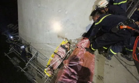 Cảnh sát đu dây cứu nam thanh niên rơi từ cầu Nhật Tân xuống đất