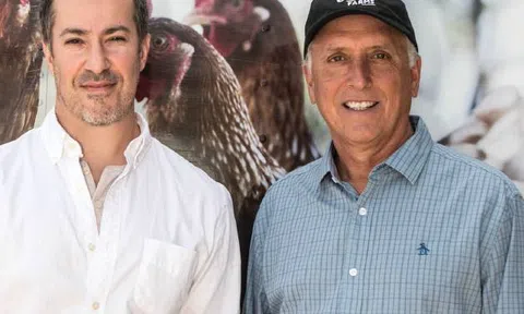 Từ 20 con gà thả đồi, ông Tây thu nhập hơn 2.200 tỷ/năm