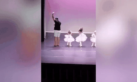 Con gái khóc nhè trên sân khấu, ông bố trẻ làm điều khiến ai cũng bất ngờ