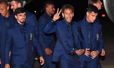 Neymar cùng dàn sao Brazil đặt chân tới Nga dự World Cup