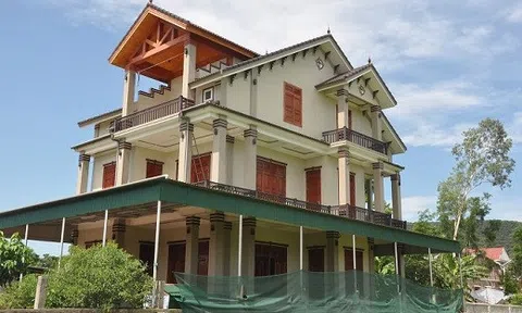 Cả làng ‘du lịch’ sang Thái, mang USD về xây biệt thự