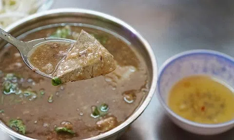 Gánh cháo lòng sau 80 năm vẫn nức tiếng thơm ngon ở Sài Gòn 