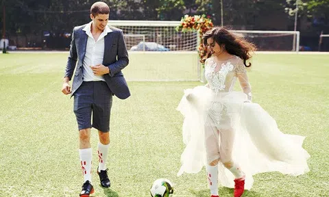 World Cup 2018 cận kề, cặp vợ chồng ra sân cỏ chụp ảnh cưới