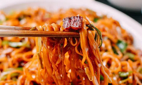 Mách bạn cách làm mỳ xào thịt xông khói ngon hết sẩy