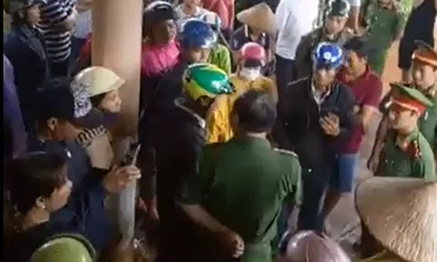 Trưởng công an huyện bị hất nước phân lợn lên người