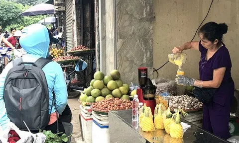 Chưa từng có: 20 ngàn/lít, nước ép hàng sang bán đầy vỉa hè Hà Nội