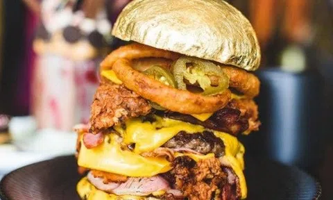 Choáng với chiếc bánh burger dát vàng 24k cực sang chảnh