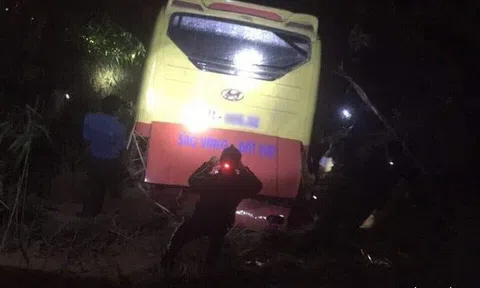 Xe khách chở 42 người lao xuống vực đèo Lò Xo, 3 người chết