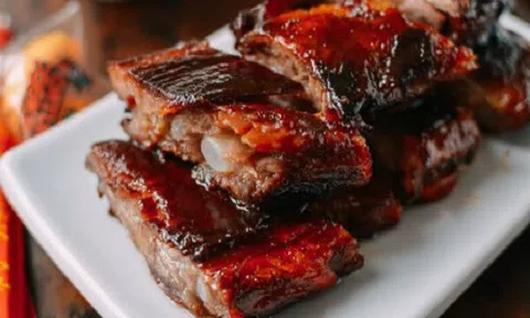 Sườn sụn nướng nguyên tảng đượm đà giòn tan trong miệng