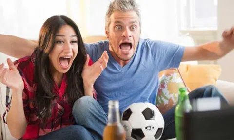 Chị em cao tay bày độc chiêu giữ chồng mùa World Cup