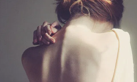 Hãy gạt bỏ định kiến và kiêu hãnh yêu thương