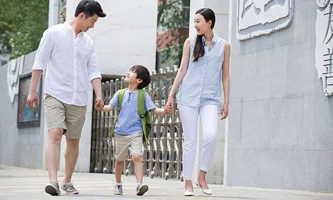 Muốn con lớn lên trở thành một chàng trai ưu tú, cần tập cho con những điều này