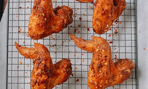 Làm cánh gà chiên giòn cay theo cách này đảm bảo gia đình sẽ thích mê
