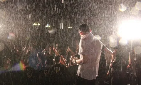 Hàng nghìn sinh viên cháy hết mình trong đêm chia tay trường NEU