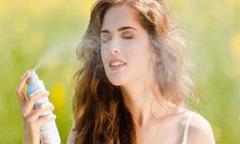Có nên xịt khoáng cho da mụn không?